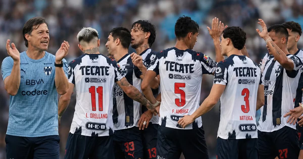 Matías Almeyda y jugadores de Rayados.