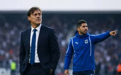Matías Almeyda y de fondo, Jair Pereira.