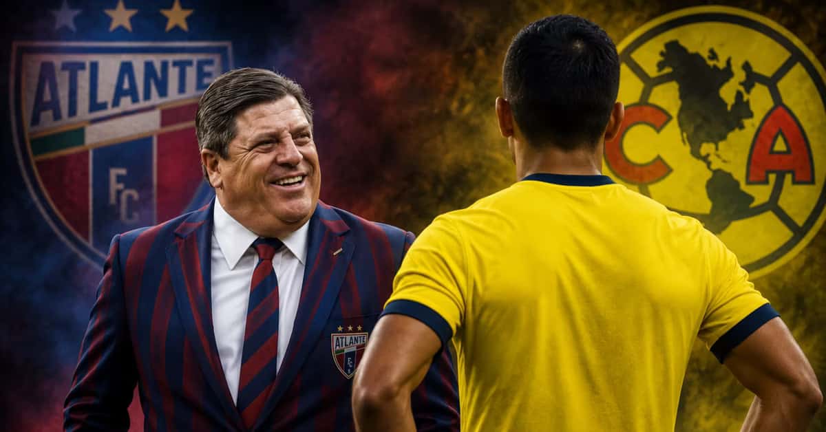 Miguel Herrera viendo sonriente a un jugador del América.