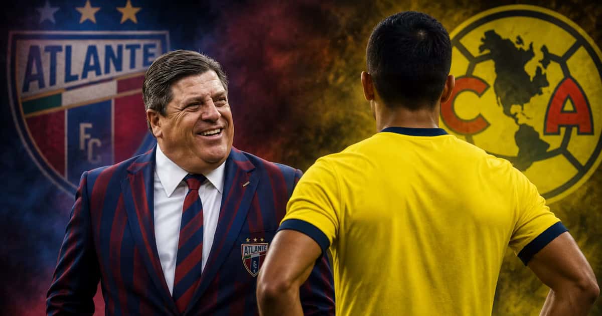 Miguel Herrera viendo sonriente a un jugador del América.