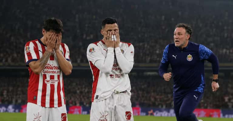 Oscar Whalley rompió en llanto tras la eliminación frente a Cruz Azul, pero no fue el único jugador de Chivas