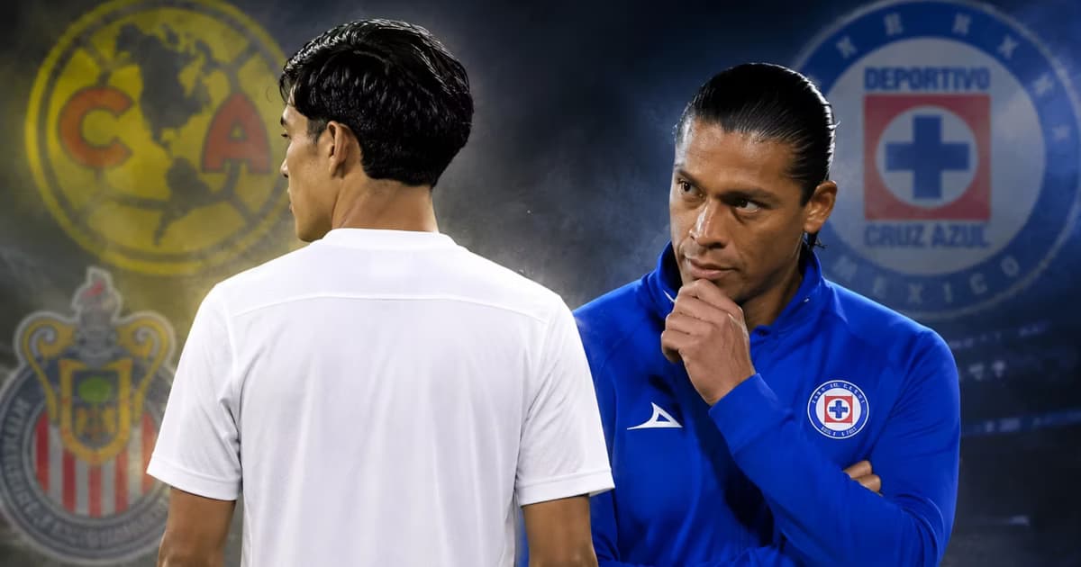 Mauricio Reyes de espaldas y Joel Huiqui.