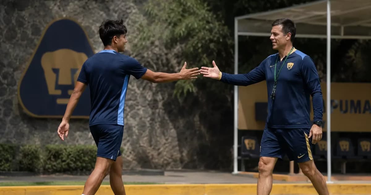Jugador de Rayados y Esteban Solari.