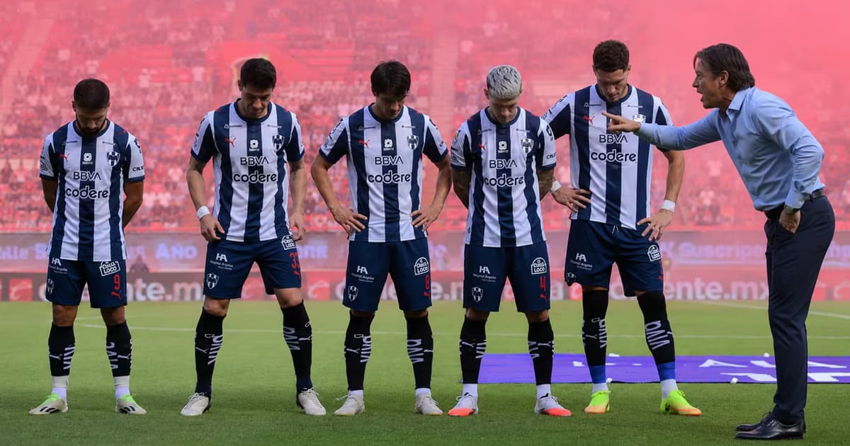 Los jugadores de Rayados corriendo tras la derrota.