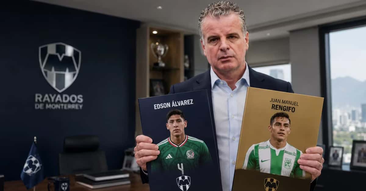 Dennis te Kloese sosteniendo las carpetas de Edson Álvarez y Juan Manuel Rengifo.