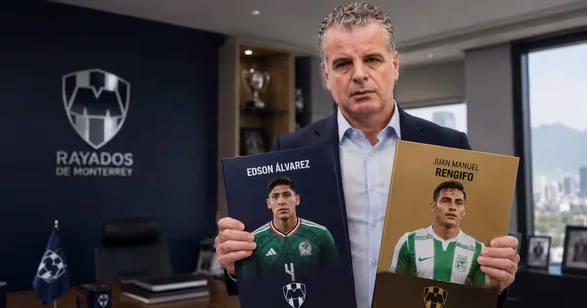 Dennis te Kloese sosteniendo las carpetas de Edson Álvarez y Juan Manuel Rengifo.