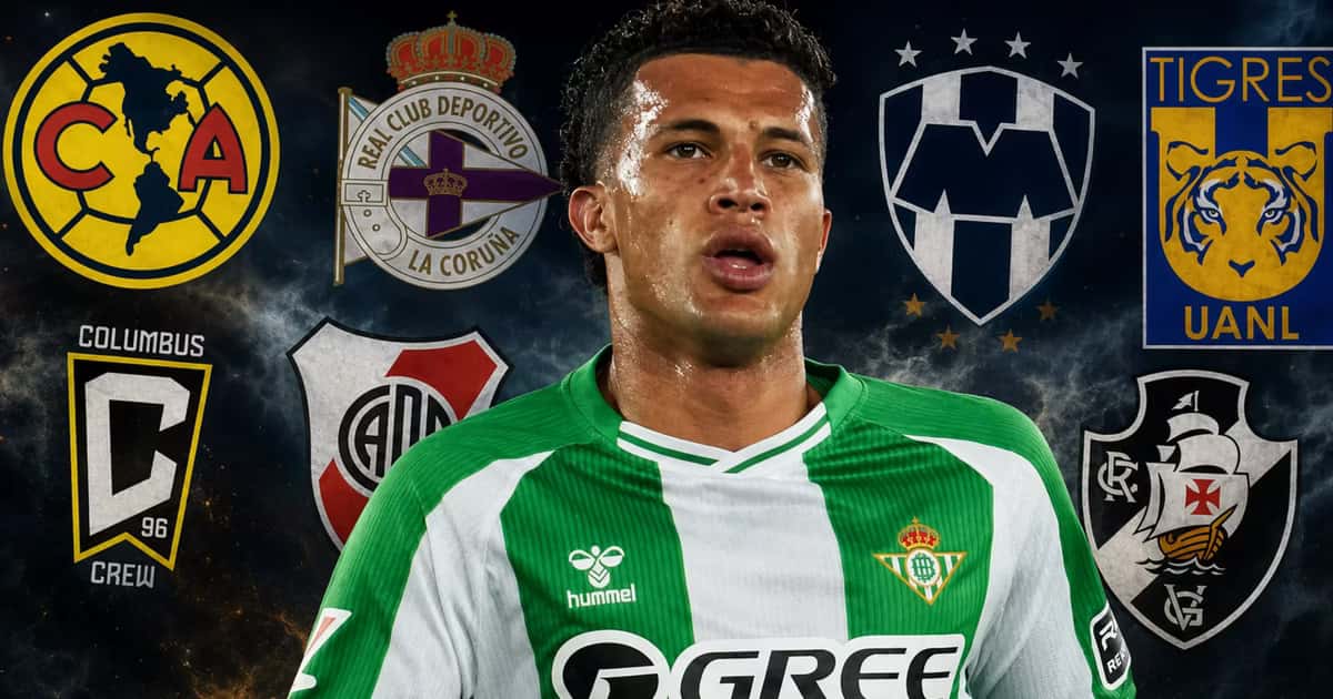 Nelson Deossa en medio de otros clubes.