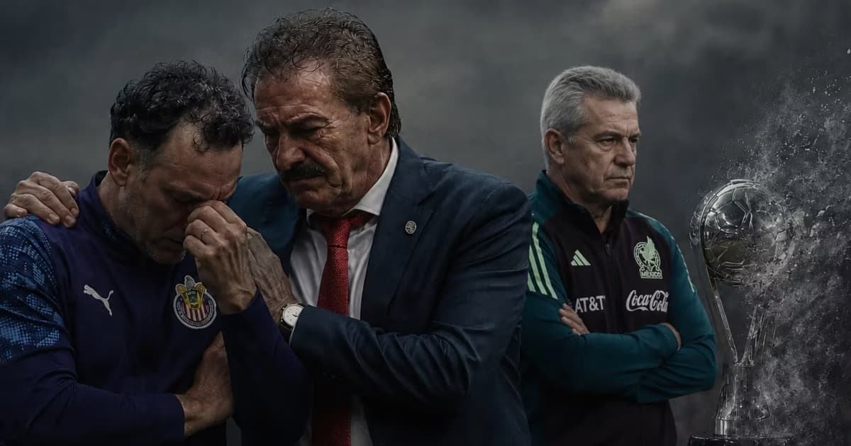 Ricardo La Volpe consolando a Gabriel Milito y detrás Javier Aguirre.