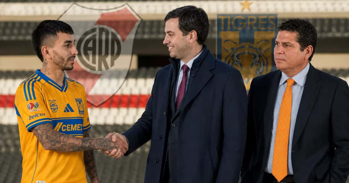 Ángel Correa dándose la mano con Stefano di Carlo y Carlos Emilio González.