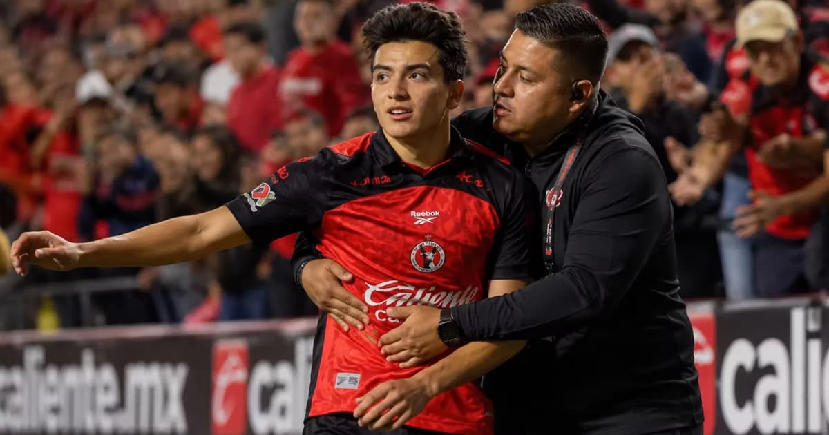 Gilberto Mora siendo guiado por un miembro del staff de Xolos.