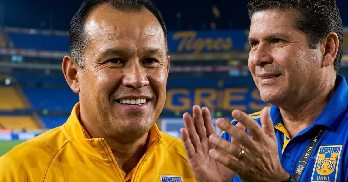 Juan Reynoso siendo aplaudido por el presidente de Tigres, Carlos Emilio González.