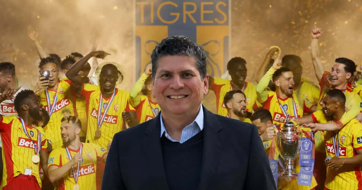 Carlos Emilio González y jugadores del Lens.