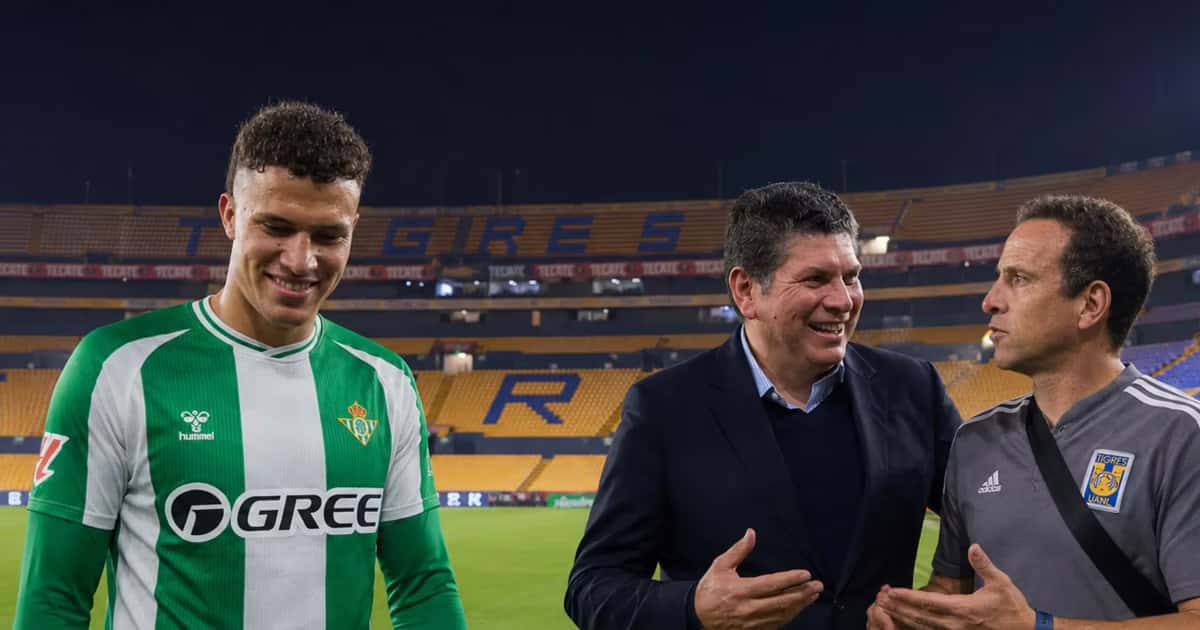 Nelson Deossa junto a la directiva de Tigres.