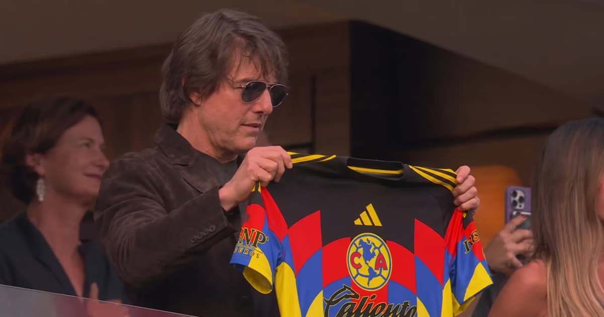 Tom Cruise firmando una camiseta del América.