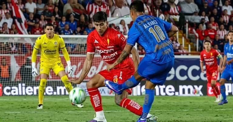 (VIDEO) La polémica mano de Raúl Martínez en el Necaxa vs Chivas