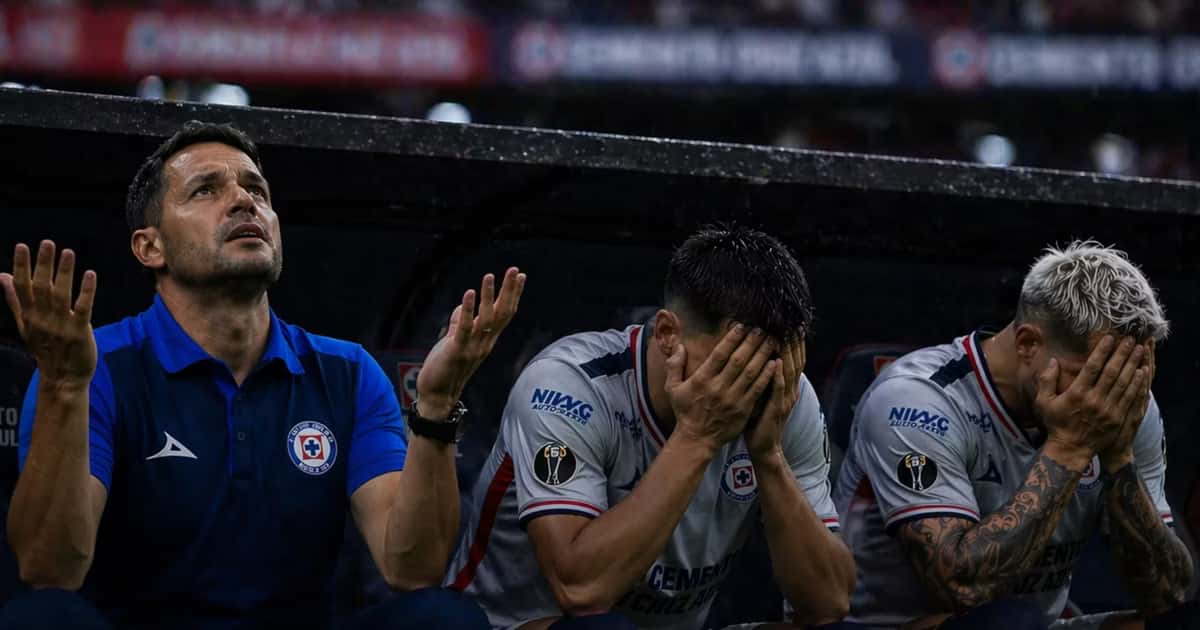 Nicolás Larcamón y los jugadores de Cruz Azul no pudieron evitar reaccionar al empate.