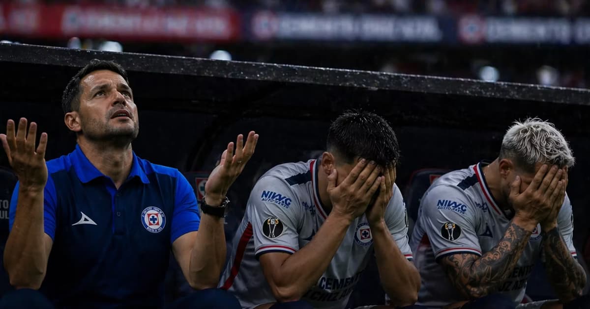 Nicolás Larcamón y los jugadores de Cruz Azul no pudieron evitar reaccionar al empate.