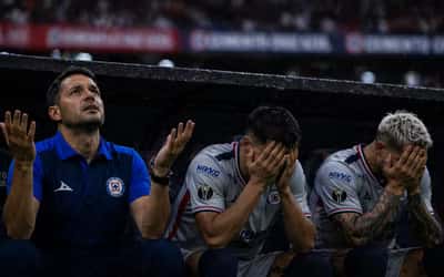 Nicolás Larcamón y los jugadores de Cruz Azul no pudieron evitar reaccionar al empate.