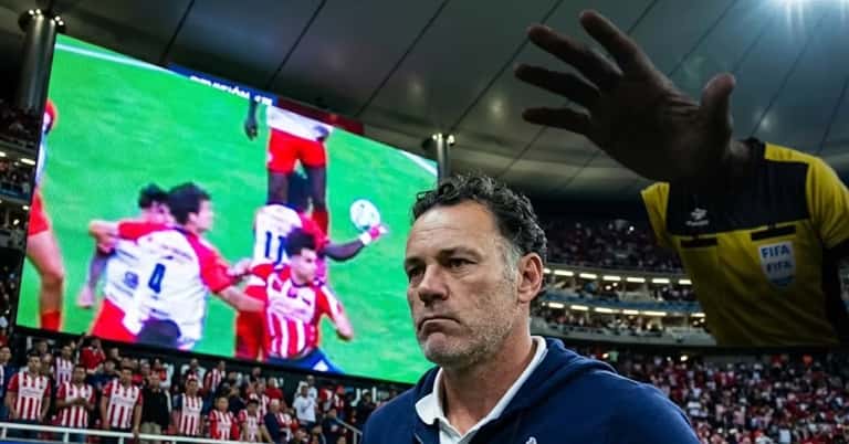 (VIDEO)¿Mano negra? El responsable de anular el penal de Chivas ante Xolos