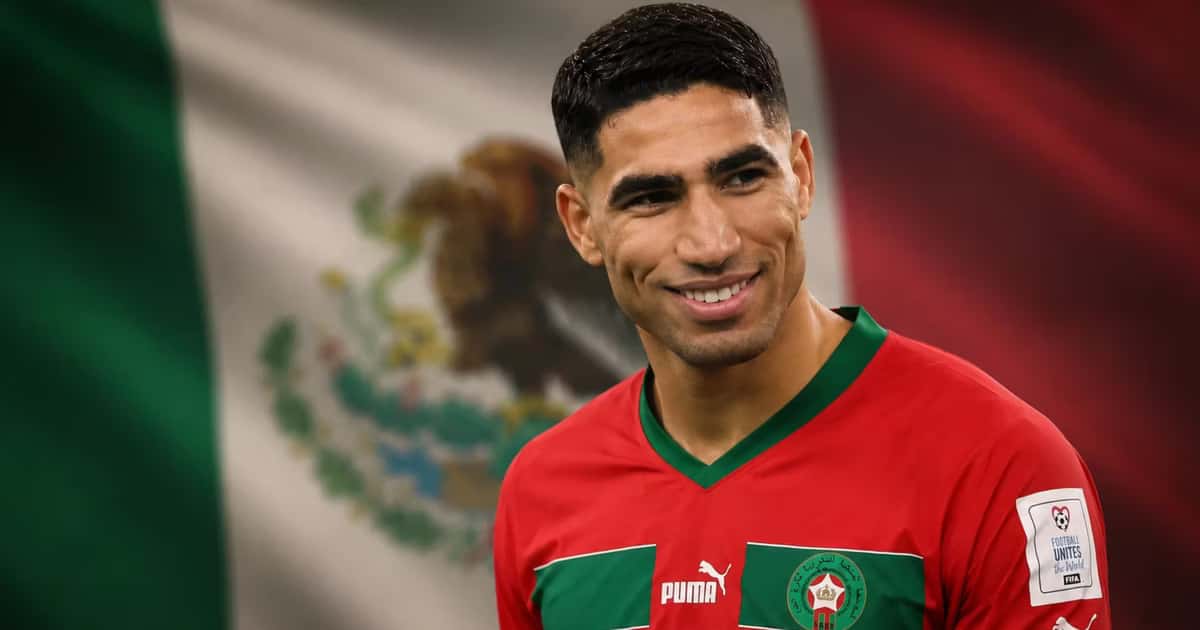 Achraf Hakimi y la bandera de México.