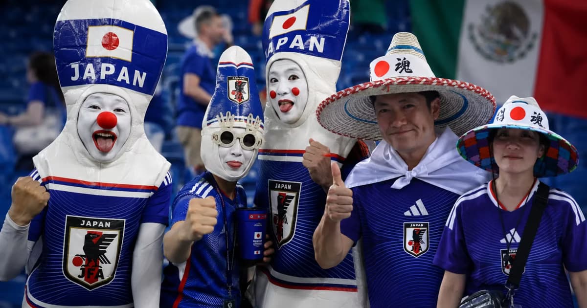 Japoneses limpiando su basura después del duelo.