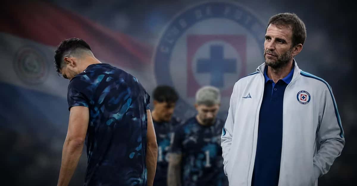 Jugador de Paraguay cabizbajo e Iván Alonso a un lado.