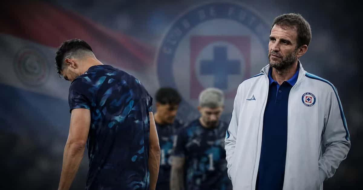 Jugador de Paraguay cabizbajo e Iván Alonso a un lado.