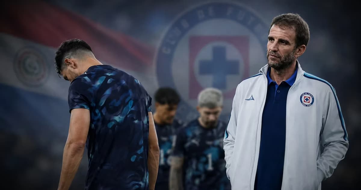 Jugador de Paraguay cabizbajo e Iván Alonso a un lado.