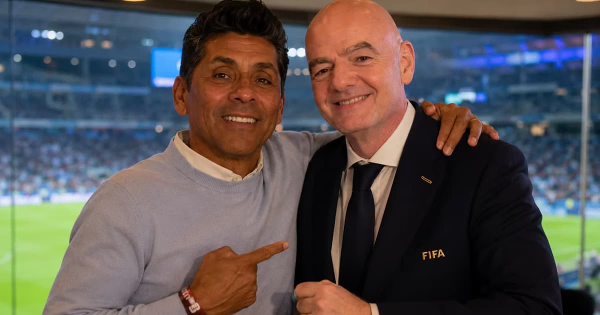 Infantino le cede a Jorge Campos su lugar en el palco presidencial para el México contra Corea del Sur.