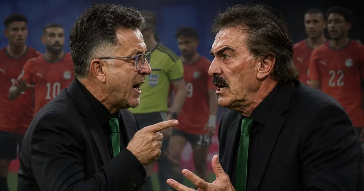 Juan Carlos Osorio y Ricardo La Volpe discutiendo.