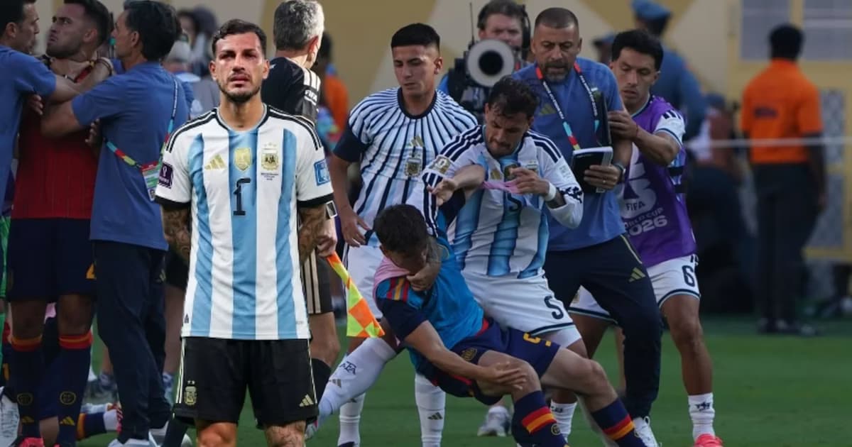 El conato de bronca de Leandro Paredes y jugadores de España.
