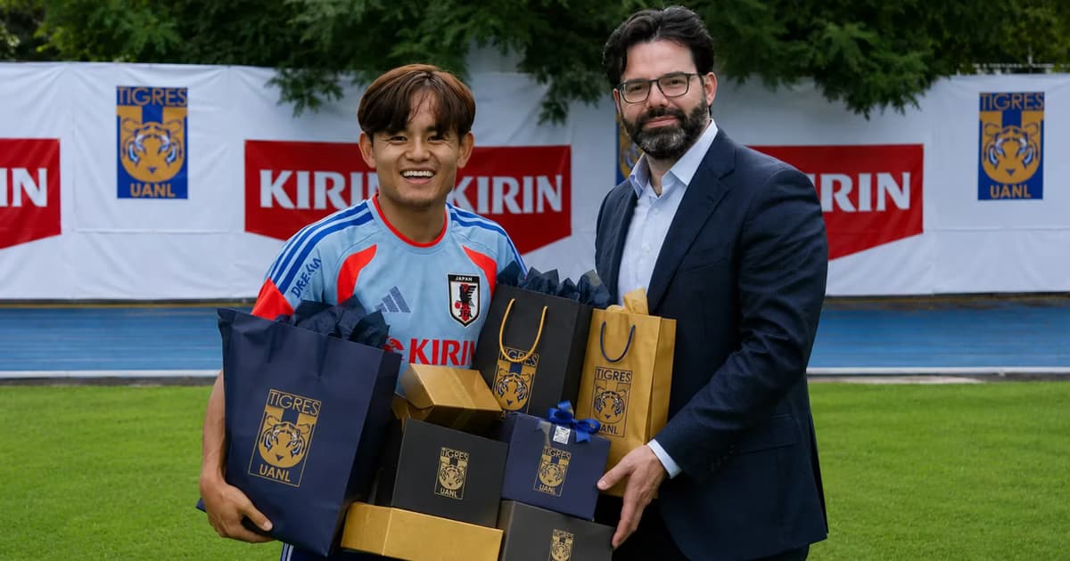 Staff de Tigres llevando regalos.