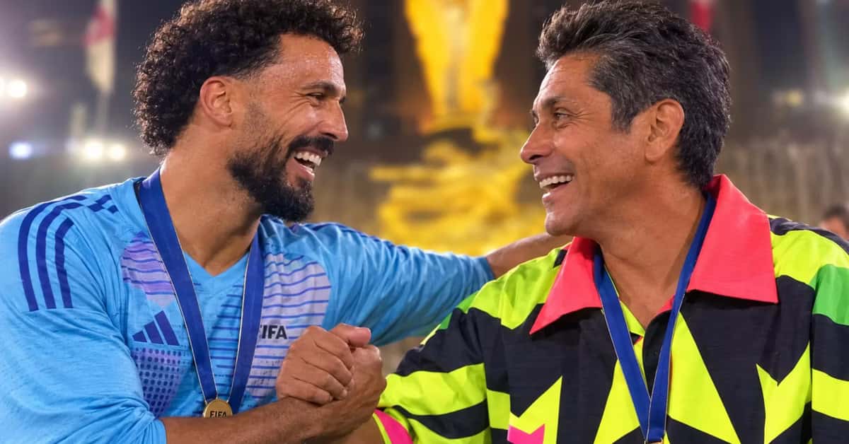 Vozinha conociendo a Jorge Campos.