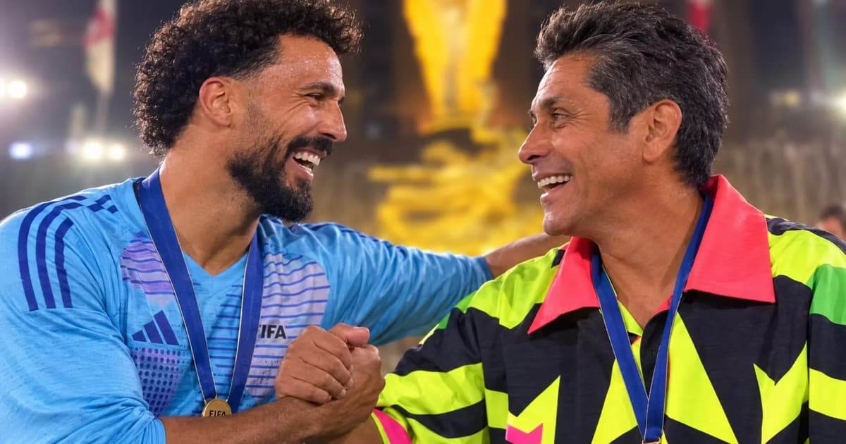 Vozinha conociendo a Jorge Campos.