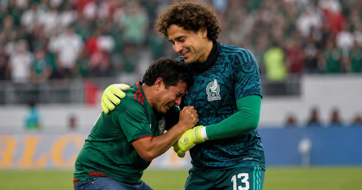Guillermo Ochoa y un fanático.