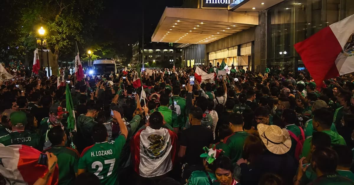 La reunión de mexicanos a las afueras del hotel de Ecuador.