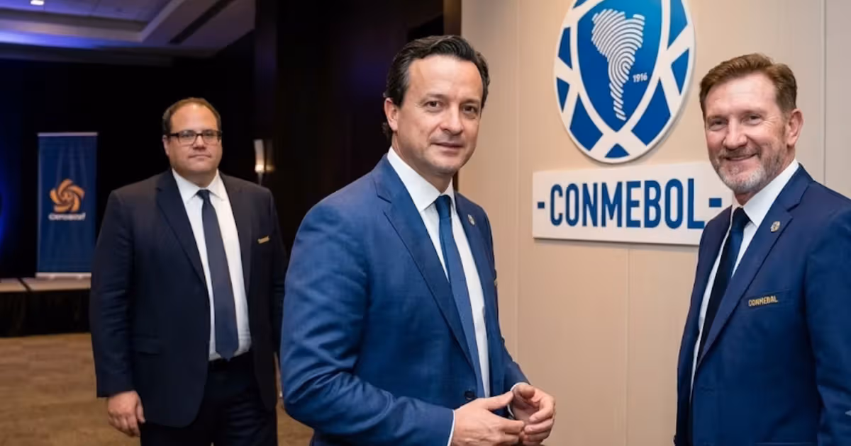 El presidente de la Federación Mexicana de Fútbol (FMF), Mikel Arriola, hablando con el presidente de la CONMEBOL, Alejandro Domínguez, y el Presidente de la CONCACAF, Victor Montagliani, detrás