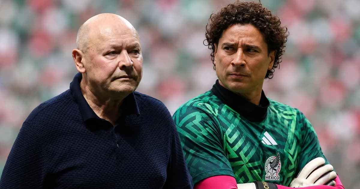 Guillermo Ochoa entrenando.