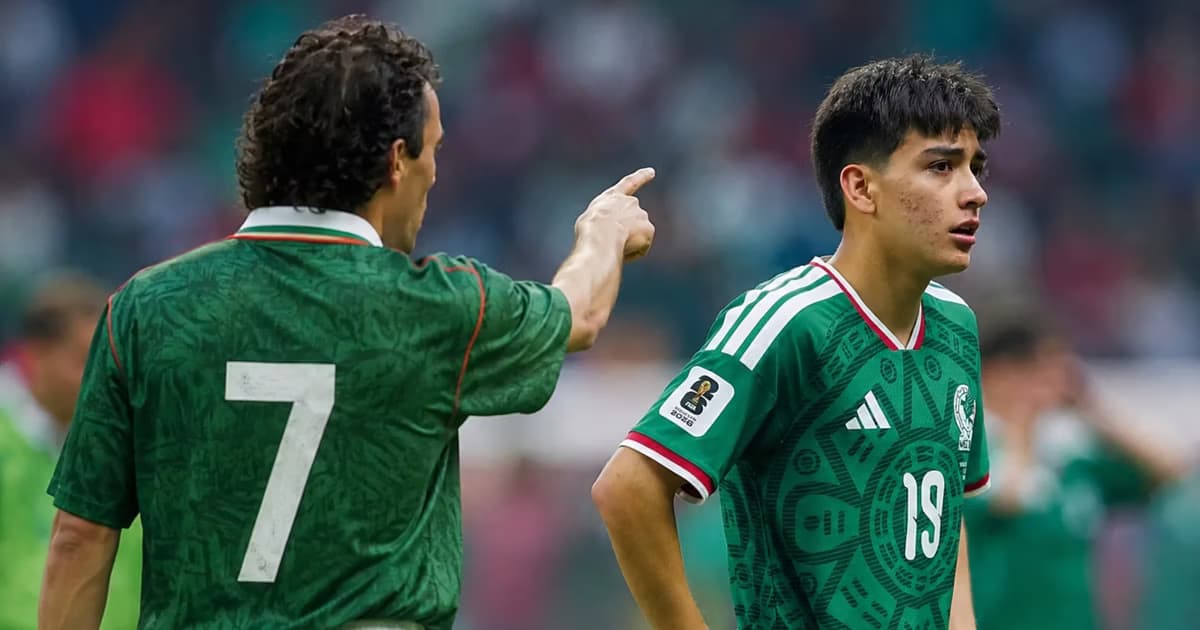 Missael Espinoza de espaldas señalando a Gilberto Mora.