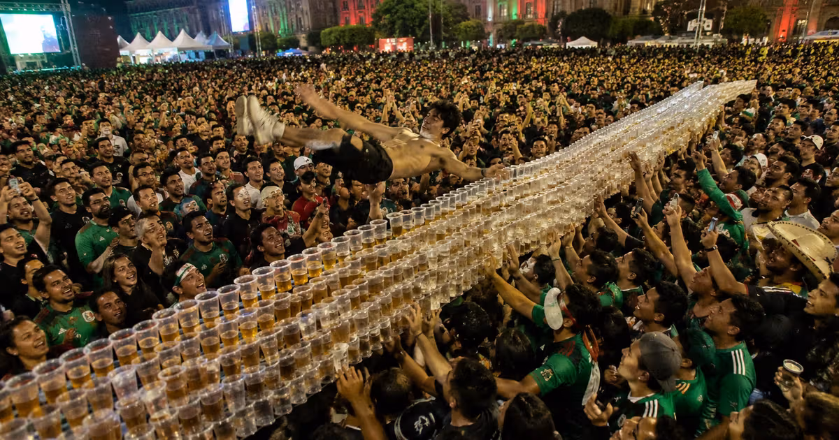 Pie de video: Aficionados mexicanos hicieron un puente con vasos en Guadalajara y lanzaron personas por encima durante el festejo.