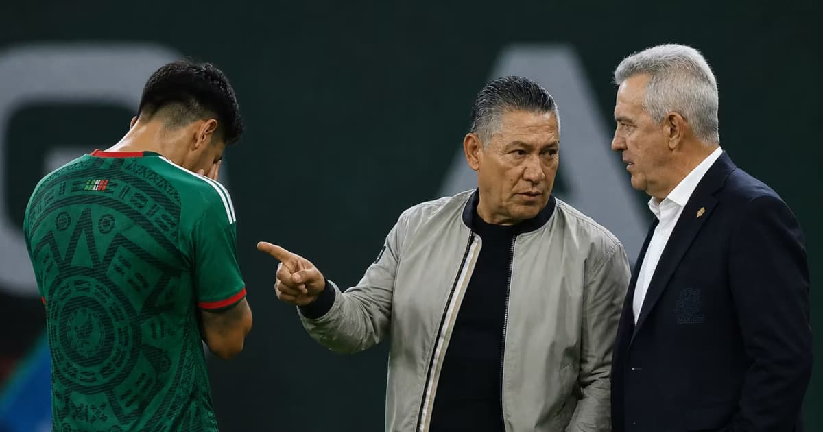 Ignacio Ambriz, Javier Aguirre y jugador de espaldas.