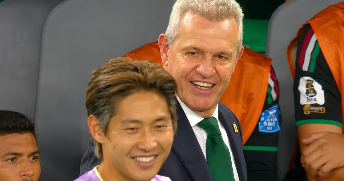 Javier Aguirre charlando con Lee Kang-In.