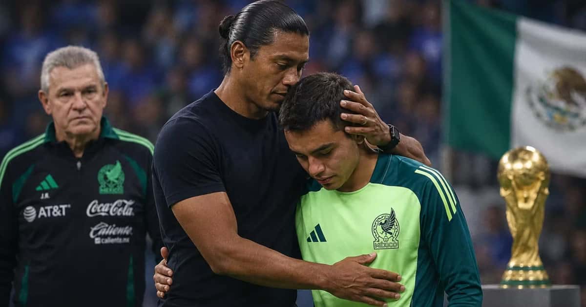 Joel Huiqui consolando a Charly Rodríguez.