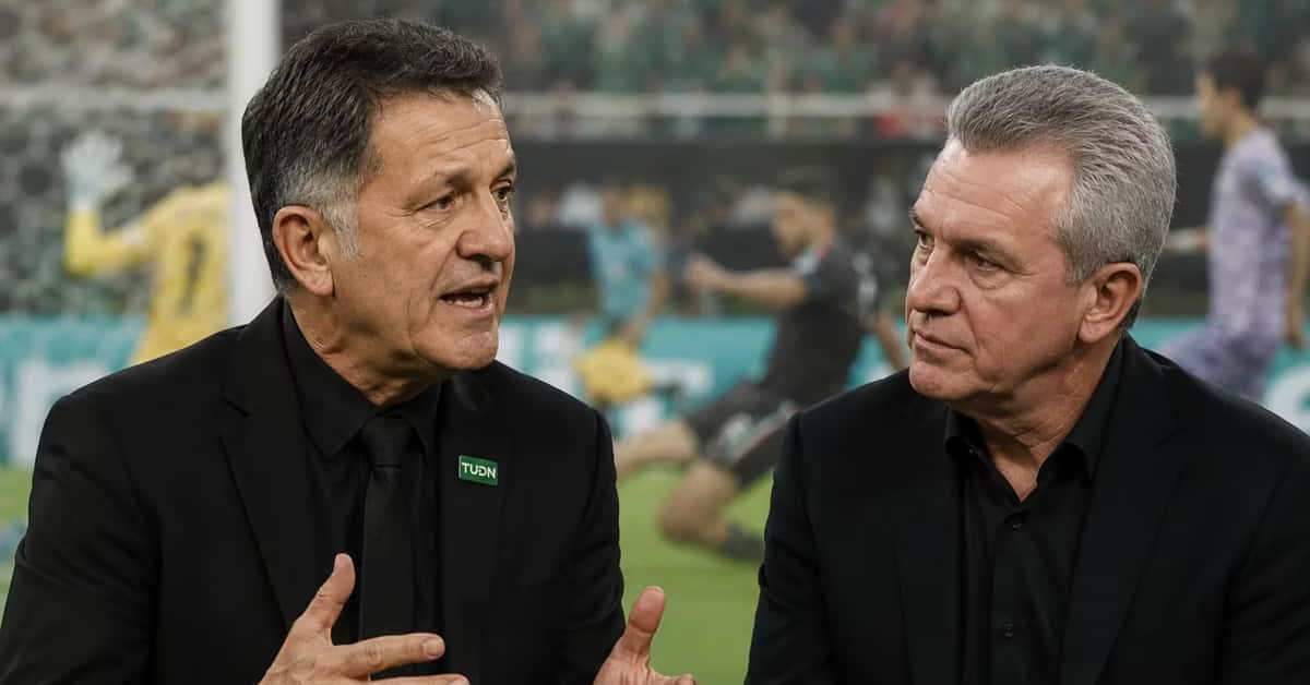 Juan Carlos Osorio hablando con Javier Aguirre.