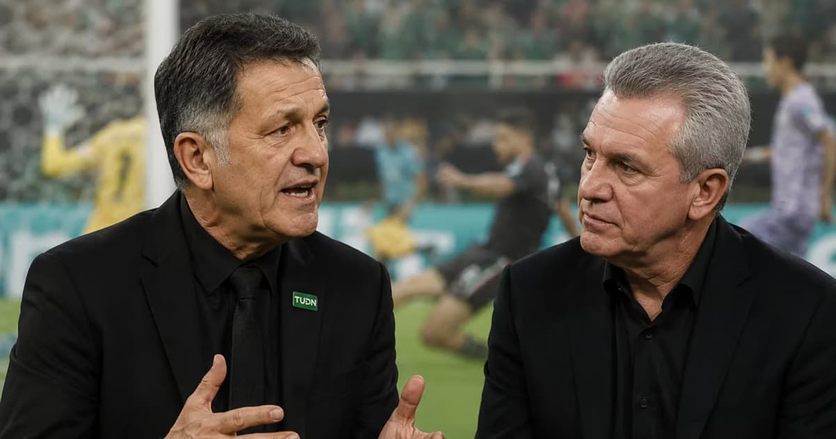 Juan Carlos Osorio hablando con Javier Aguirre.