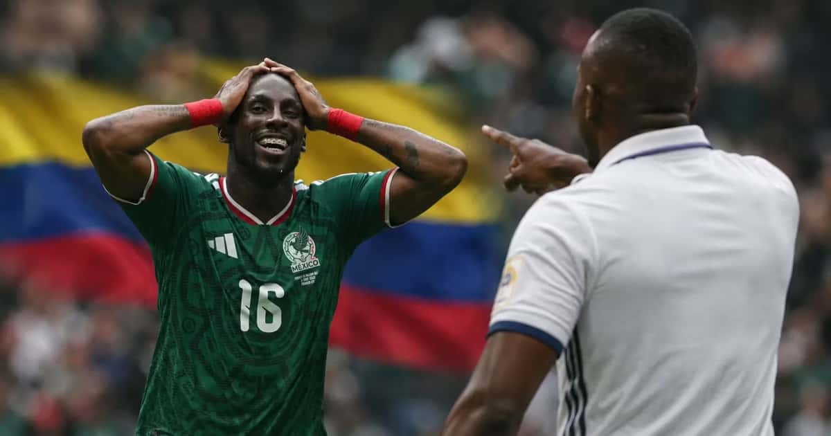 Julián Quiñones y Edwin Congo apuntándolo.