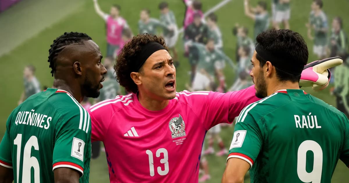 Guillermo Ochoa ordenándoles a sus compañeros.