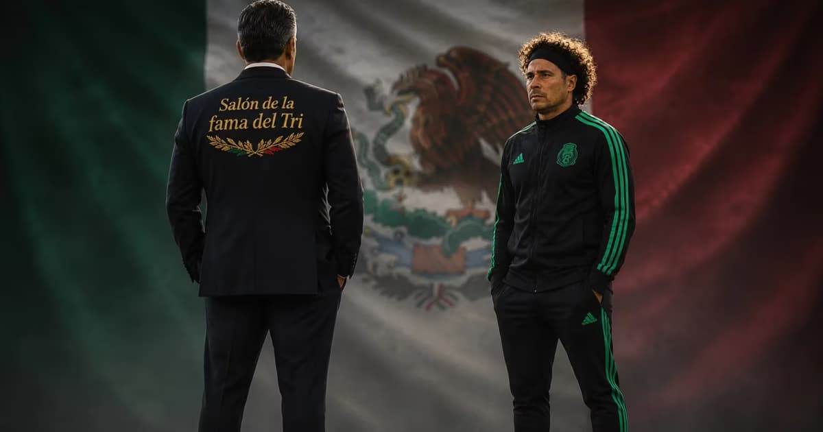 Guillermo Ochoa y hombre de traje de espaldas.