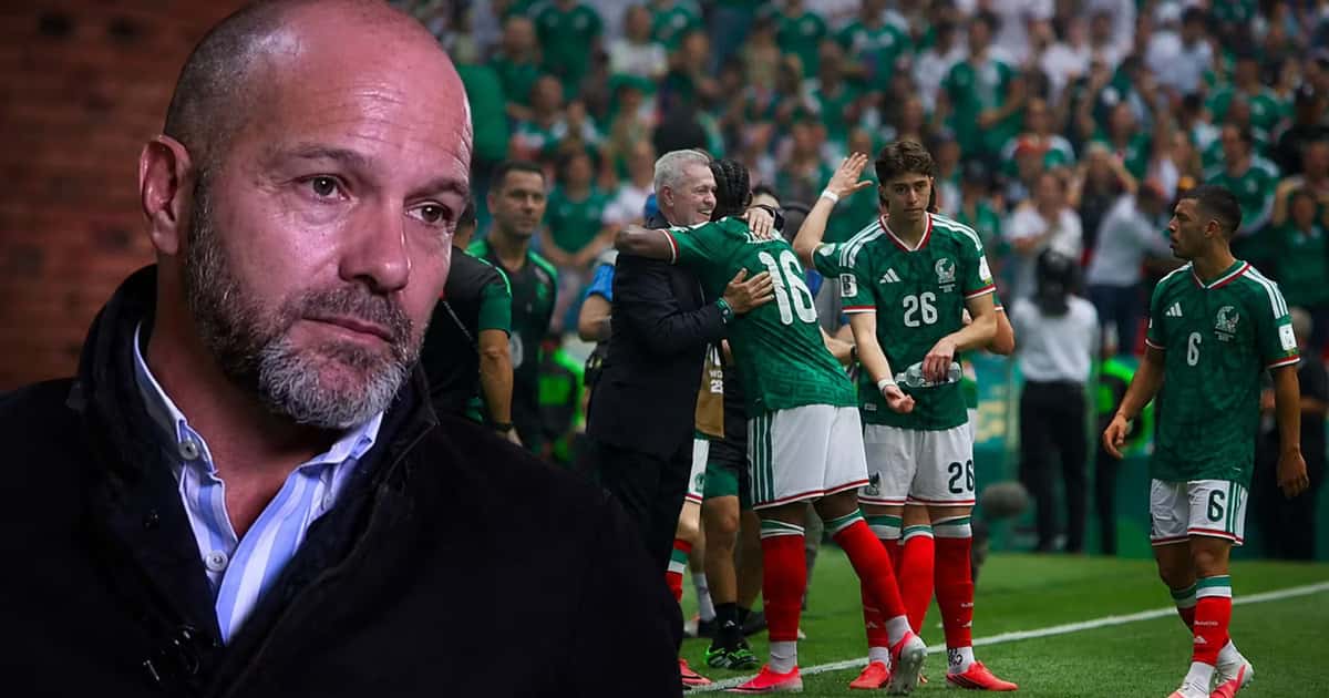 Luis García y jugadores de la Selección Mexicana.