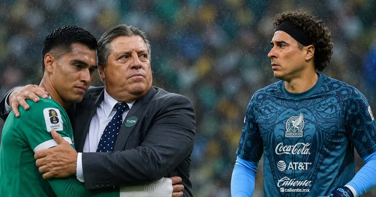 Miguel Herrera abrazando a Raúl Rangel y Guillermo Ochoa.